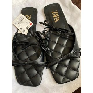 ザラ(ZARA)のZARA ダブルリボンキルティングフラットサンダル(サンダル)