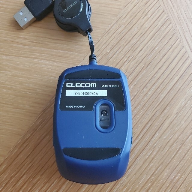 ELECOM(エレコム)のエレコム有線巻き取り式BlueLEDマウス　M-BL1UBBU 　手のひらサイズ スマホ/家電/カメラのPC/タブレット(PC周辺機器)の商品写真
