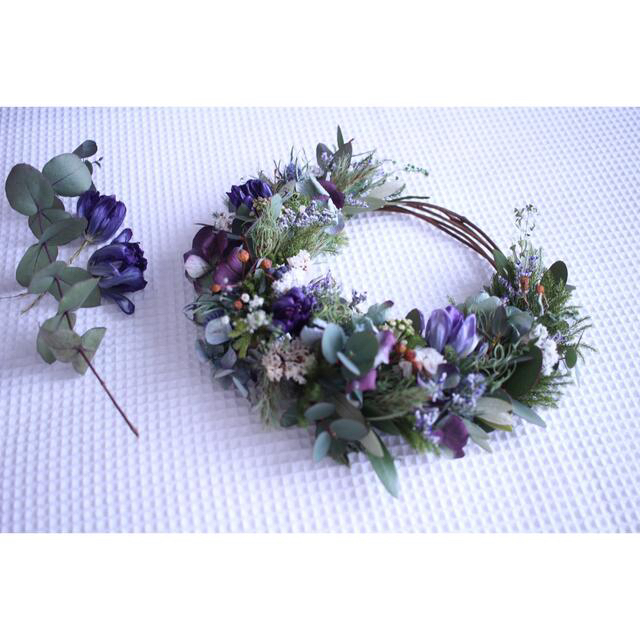 紫チューリップと白い小花の三日月リース✳︎母の日リース◎22センチ ...