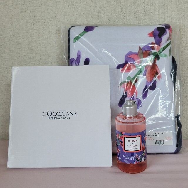 L'OCCITANE(ロクシタン)のロクシタン☆エルバヴィオレット　シャワージェル　プレート　レジャーシート コスメ/美容のボディケア(ボディソープ/石鹸)の商品写真