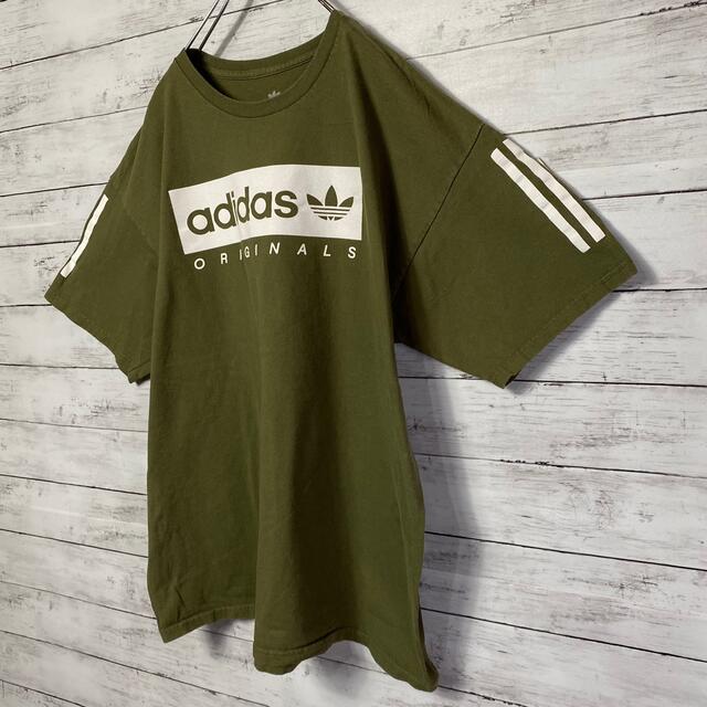 adidas(アディダス)の【アースカラー】アディダスオリジナルス☆プリントデカロゴカーキグリーンTシャツ メンズのトップス(Tシャツ/カットソー(半袖/袖なし))の商品写真