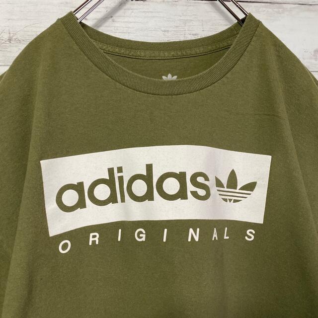 adidas(アディダス)の【アースカラー】アディダスオリジナルス☆プリントデカロゴカーキグリーンTシャツ メンズのトップス(Tシャツ/カットソー(半袖/袖なし))の商品写真