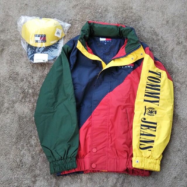 TOMMY HILFIGER(トミーヒルフィガー)の【お買い得2点セット】TOMMY JEANS JACKET XSサイズ、キャップ メンズのジャケット/アウター(ナイロンジャケット)の商品写真