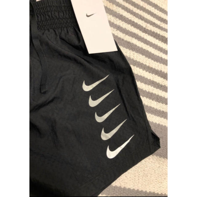 NIKE(ナイキ)の新品 NIKE ナイキ レディース ショートパンツ ラン スウッシュ ランニング レディースのパンツ(ショートパンツ)の商品写真