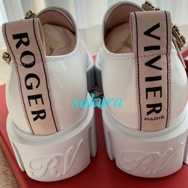 ROGER VIVIER(ロジェヴィヴィエ)の新品ROGER VIVIER ストラス バックルパテントレザーローファー38.5 レディースの靴/シューズ(ローファー/革靴)の商品写真