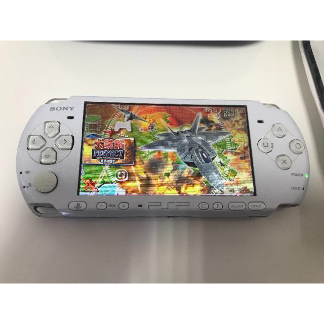 SONY(ソニー)のPSP-3000 （ホワイト）　コンポジットTV出力映像ケーブル　他、オマケ有り エンタメ/ホビーのゲームソフト/ゲーム機本体(携帯用ゲーム機本体)の商品写真