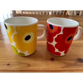 マリメッコ(marimekko)のマリメッコ　マグカップ　ペア　2個　赤　黄　ウニッコ(グラス/カップ)