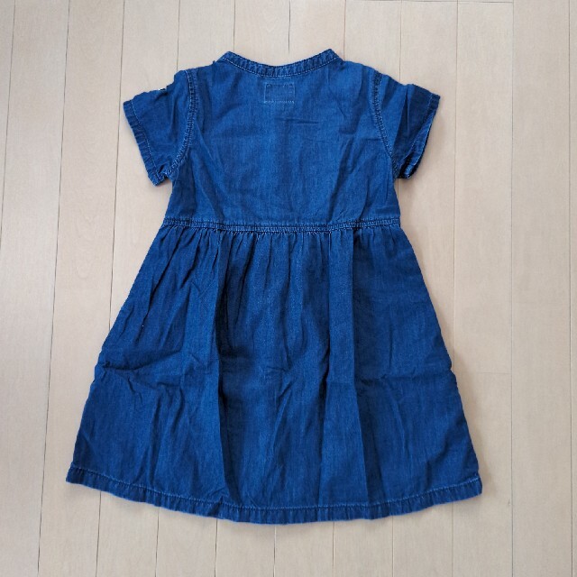 UNIQLO(ユニクロ)のユニクロ　デニムワンピース110cm キッズ/ベビー/マタニティのキッズ服女の子用(90cm~)(ワンピース)の商品写真