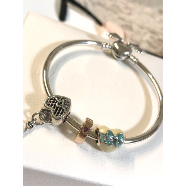 アクセサリーpandora パンドラ　チャーム付き　ブレスレット　美品