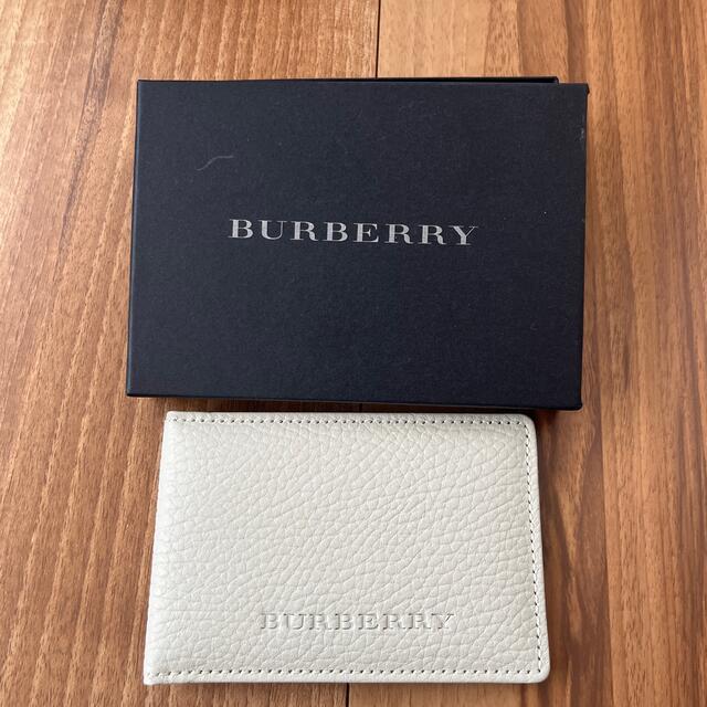 BURBERRY(バーバリー)の BURBERRY パスケース　白 レディースのファッション小物(名刺入れ/定期入れ)の商品写真