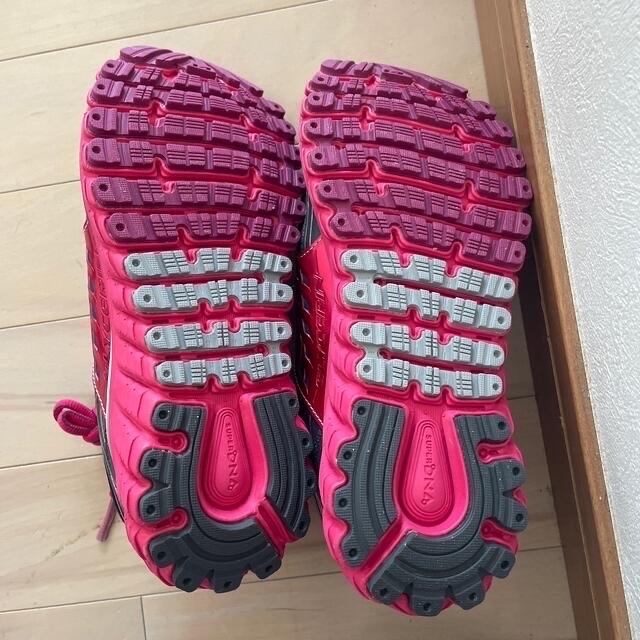 Brooks(ブルックス)のBROOKS ランニングシューズ　22.5cm       新品✨ スポーツ/アウトドアのランニング(シューズ)の商品写真