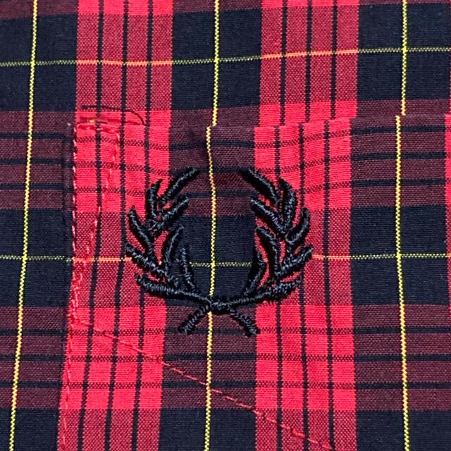 FRED PERRY(フレッドペリー)のFRED PERRY メンズ　長袖シャツ　XSサイズ　チェック　ワンポイント刺繍 メンズのトップス(シャツ)の商品写真