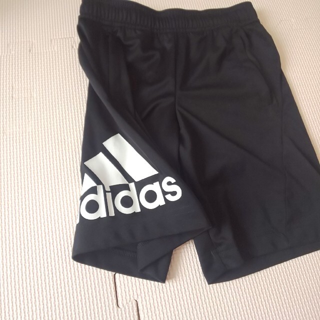 adidas(アディダス)のadidas ﾊｰﾌﾊﾟﾝﾂ 120㎝ キッズ/ベビー/マタニティのキッズ服男の子用(90cm~)(パンツ/スパッツ)の商品写真