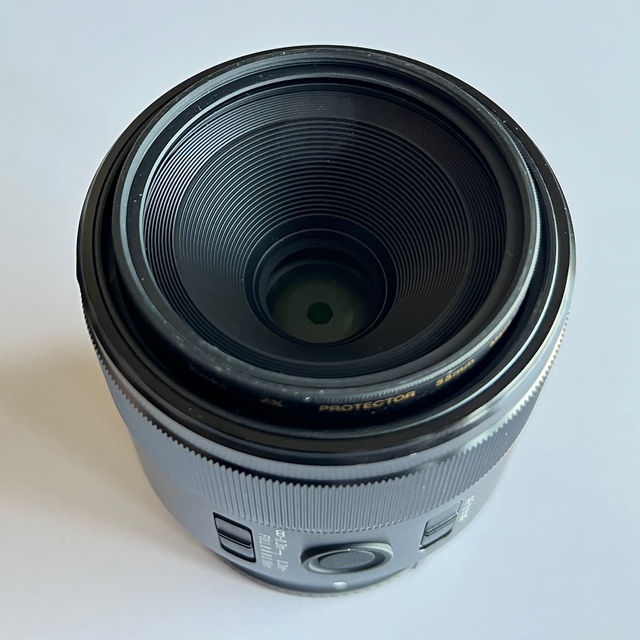 SONY(ソニー)の【中古美品】SONY SEL50M28 FE 50mm F2.8 Macro スマホ/家電/カメラのカメラ(レンズ(単焦点))の商品写真