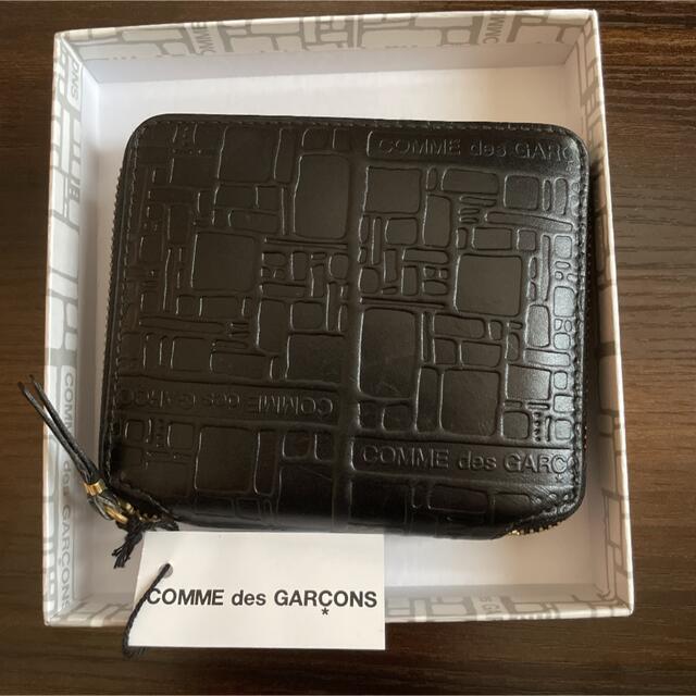 COMME des GARCONS(コムデギャルソン)のコムデギャルソン 財布 BLACK EMBOSSED LOGOTYPE メンズのファッション小物(折り財布)の商品写真