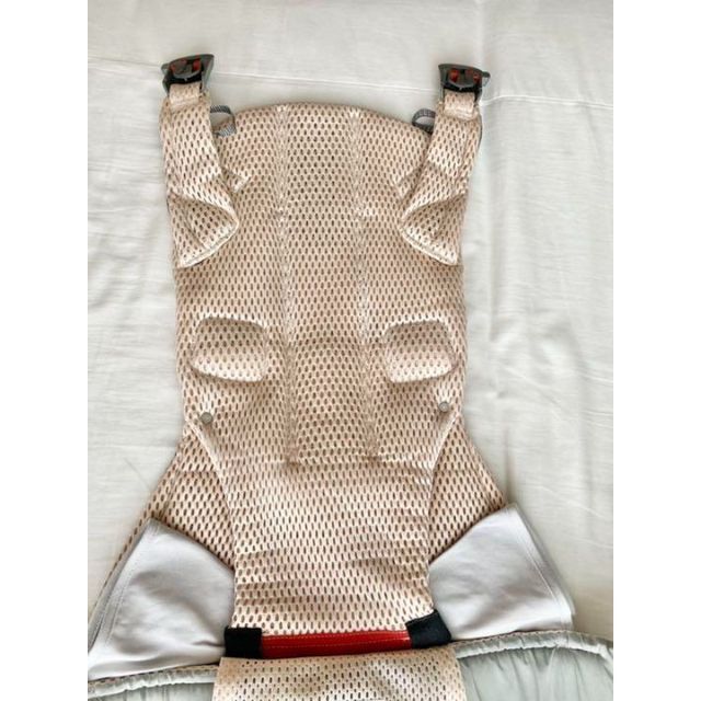 BABYBJORN(ベビービョルン)のベビービョルン　ONE KAI AIR ワンカイエアーパーリーピンク　廃盤品 キッズ/ベビー/マタニティの外出/移動用品(抱っこひも/おんぶひも)の商品写真