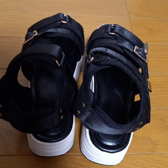 しまむら(シマムラ)のプチプラのあや　サンダル　スポーツ　 厚底　 軽量　しまむら　ブラック　M　完売 レディースの靴/シューズ(サンダル)の商品写真