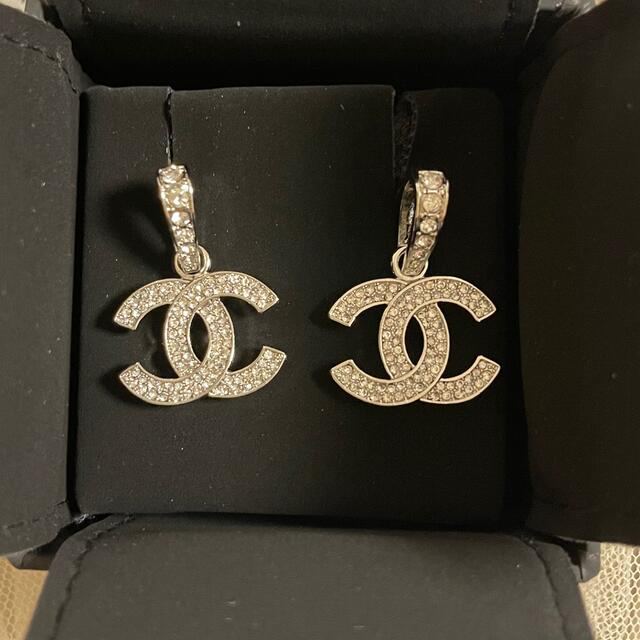 CHANEL(シャネル)のお値下げ有り　美品　CHANELシャネル シルバー　クリアダブルストーンピアス レディースのアクセサリー(ピアス)の商品写真