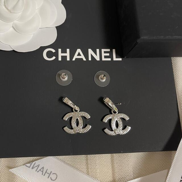 CHANEL(シャネル)のお値下げ有り　美品　CHANELシャネル シルバー　クリアダブルストーンピアス レディースのアクセサリー(ピアス)の商品写真