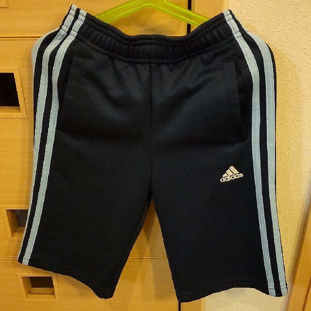 adidas(アディダス)のアディダス　紺色ハーフパンツ130 キッズ/ベビー/マタニティのキッズ服男の子用(90cm~)(パンツ/スパッツ)の商品写真