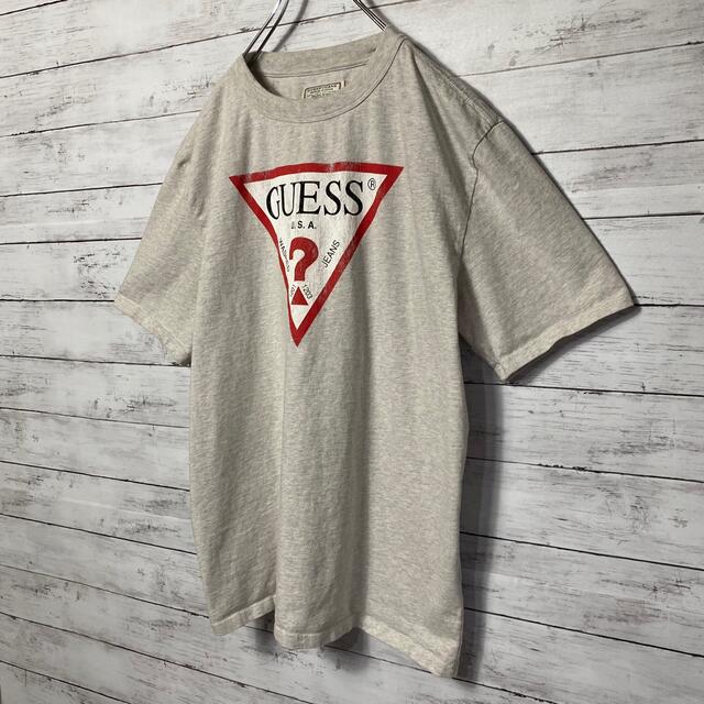 GUESS(ゲス)の古着　GUESS ゲス　トライアングル　デカロゴ　グレー　Tシャツ メンズのトップス(Tシャツ/カットソー(半袖/袖なし))の商品写真