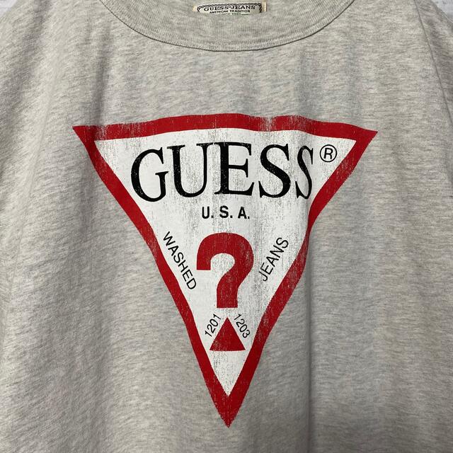 GUESS(ゲス)の古着　GUESS ゲス　トライアングル　デカロゴ　グレー　Tシャツ メンズのトップス(Tシャツ/カットソー(半袖/袖なし))の商品写真