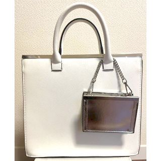 ザラ(ZARA)の美品★ZARA フェイクレザーハンドバッグ ホワイト×シルバー(ハンドバッグ)