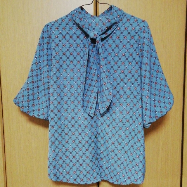 リボン風襟シャツ レディースのトップス(シャツ/ブラウス(半袖/袖なし))の商品写真