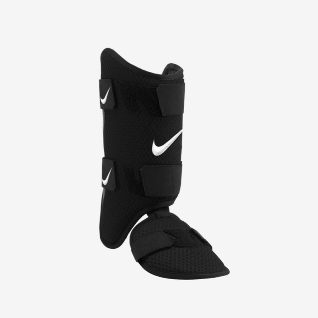 NIKE(ナイキ)の(新品)NIKE Diamond 右打者用レッグガード ブラック限定 スポーツ/アウトドアの野球(防具)の商品写真