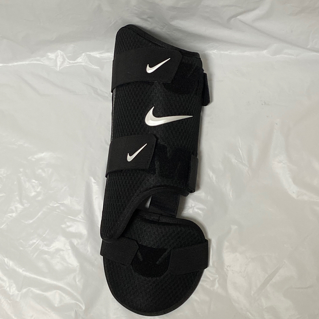 NIKE(ナイキ)の(新品)NIKE Diamond 右打者用レッグガード ブラック限定 スポーツ/アウトドアの野球(防具)の商品写真