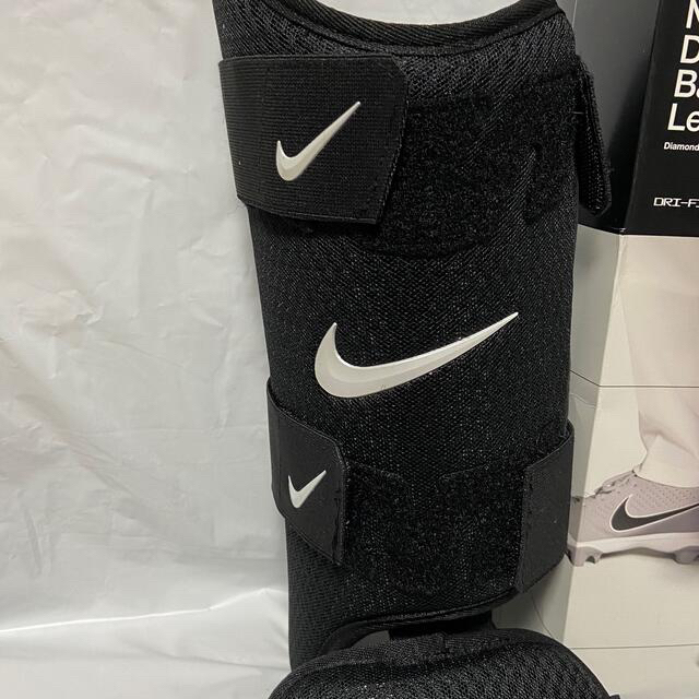 NIKE(ナイキ)の(新品)NIKE Diamond 右打者用レッグガード ブラック限定 スポーツ/アウトドアの野球(防具)の商品写真