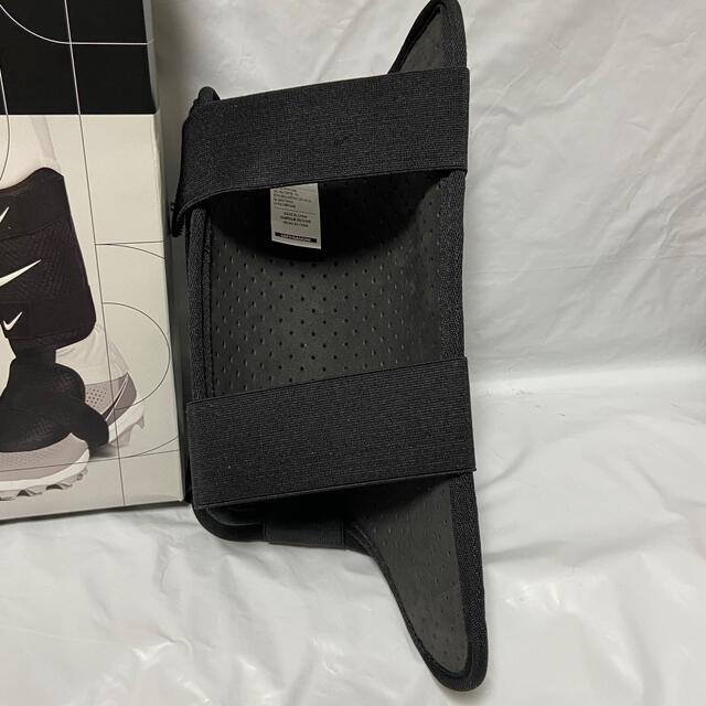 NIKE(ナイキ)の(新品)NIKE Diamond 右打者用レッグガード ブラック限定 スポーツ/アウトドアの野球(防具)の商品写真