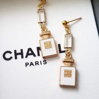 シャネル(CHANEL)のNo.5パフューム/ストーンピアス/WHITE(ピアス)