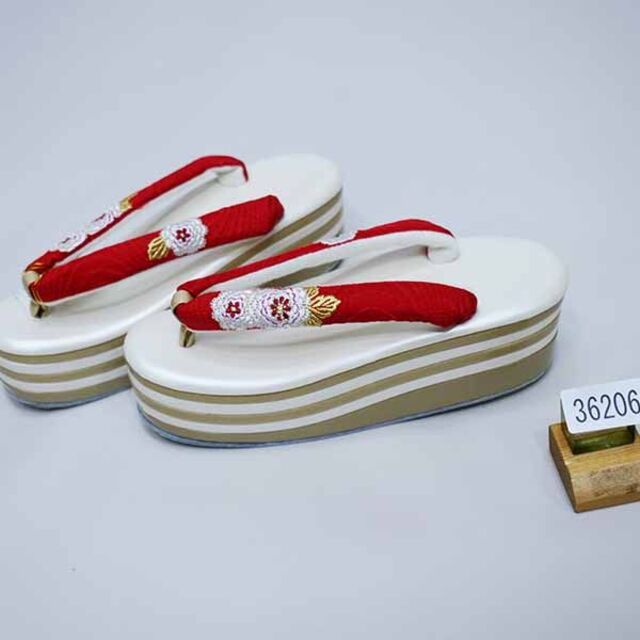 草履 ヒール高３枚芯 万寿菊刺繍 赤 フリーサイズ 24cm NO36206 レディースの靴/シューズ(下駄/草履)の商品写真