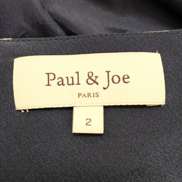 PAUL & JOE(ポールアンドジョー)の美品　ポール&ジョー　ブラウス　シルク100％　デザイン　タンクトップ　総柄 レディースのトップス(シャツ/ブラウス(半袖/袖なし))の商品写真