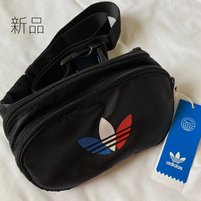 adidas(アディダス)のアディダス　トレフォイルボディバッグ レディースのバッグ(ボディバッグ/ウエストポーチ)の商品写真