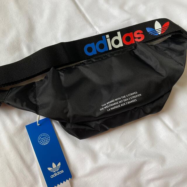 adidas(アディダス)のアディダス　トレフォイルボディバッグ レディースのバッグ(ボディバッグ/ウエストポーチ)の商品写真