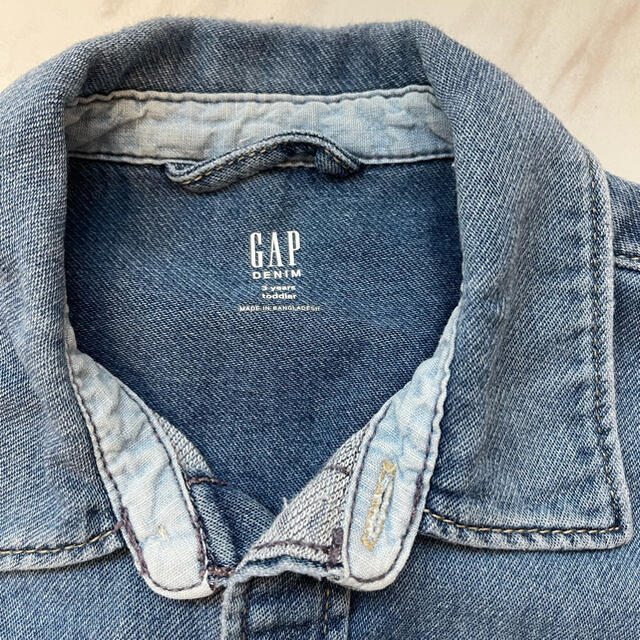 babyGAP(ベビーギャップ)のベビーギャップ　デニムシャツ　デニムジャケット　100cm キッズ/ベビー/マタニティのキッズ服男の子用(90cm~)(ジャケット/上着)の商品写真