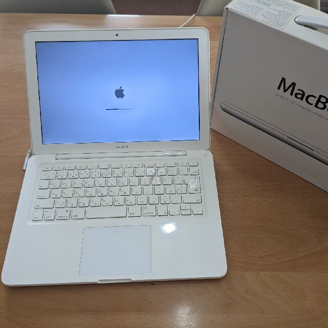 Apple(アップル)のMacBook13インチ2010年白カボ【ジャンク】＆AirMac（WiFi） スマホ/家電/カメラのPC/タブレット(ノートPC)の商品写真