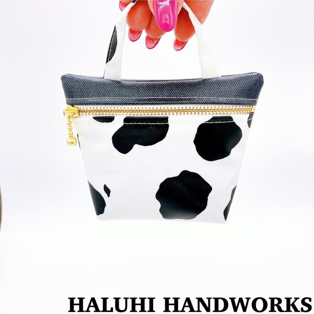 再販5 牛柄×ヴィンテージデニム　☻ぷっくりミニミニポーチ☻ ハンドメイドのファッション小物(ポーチ)の商品写真
