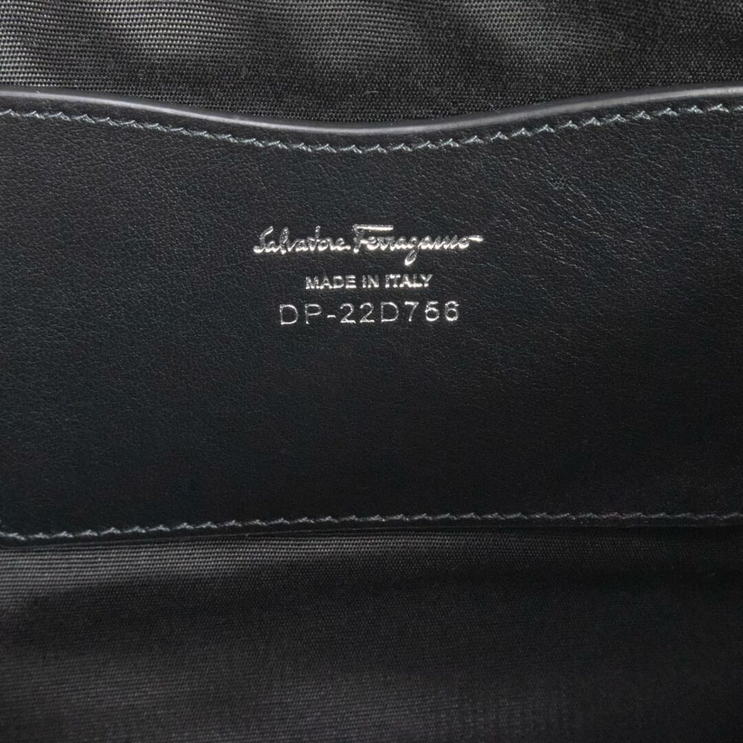 Salvatore Ferragamo(サルヴァトーレフェラガモ)のサルヴァトーレフェラガモ Salvatore Ferragamo レザー ヴァラ スタッズ クラッチバッグ ブラック 黒 22D756 箱付（新品・未使用品） レディースのバッグ(クラッチバッグ)の商品写真