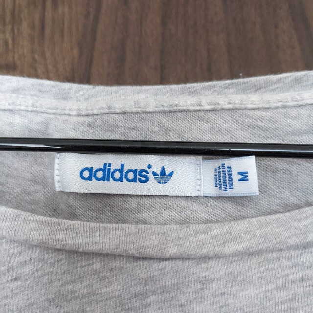 adidas(アディダス)のadidas　Tシャツ　ショート丈　グレー　M レディースのトップス(Tシャツ(半袖/袖なし))の商品写真