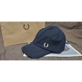 フレッドペリー(FRED PERRY)の【専用品】FRED PERRY ロゴ キャップ 黒 未使用タグ付き(キャップ)