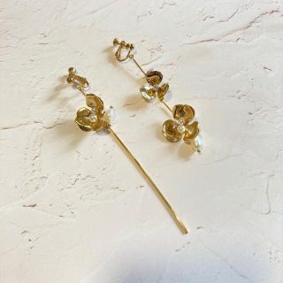 【美品】ゴールドイヤリング　花(イヤリング)