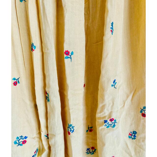 titicaca(チチカカ)のチチカカ　菜の花色の花柄　刺繍ロングスカート レディースのスカート(ロングスカート)の商品写真