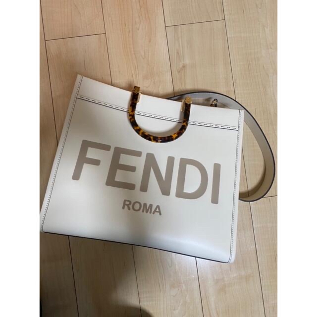 FENDI(フェンディ)のフェンディ サンシャイン ミディアム ホワイト レザー ショッパー レディースのバッグ(トートバッグ)の商品写真