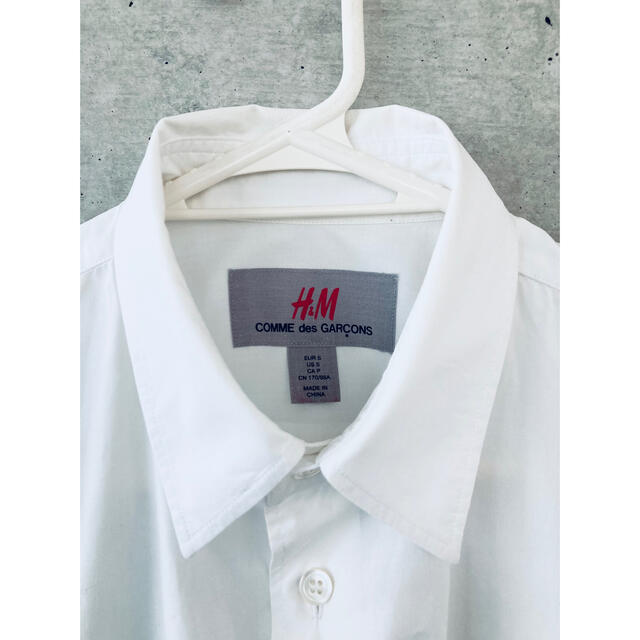 H&M(エイチアンドエム)のH&M コムデギャルソン　シャツ メンズのトップス(シャツ)の商品写真