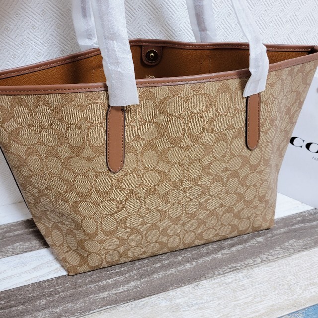 生まれのブランドで コーチ COACH トートバッグ グリーン 黄緑