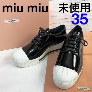 ミュウミュウ(miumiu)の【未使用】miu miu パテントレザー プラットフォームスニーカー 35(スニーカー)