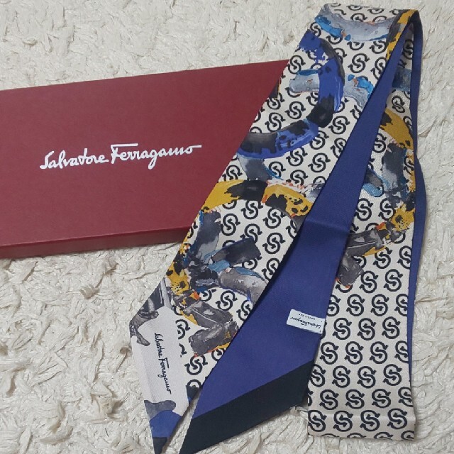 Salvatore Ferragamo(サルヴァトーレフェラガモ)のFerragamoフェラガモ スカーフ ツイリー レディースのファッション小物(バンダナ/スカーフ)の商品写真